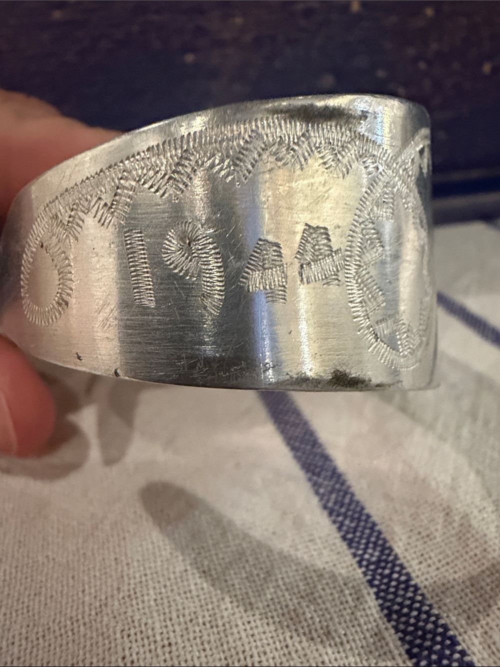 ✨ Vintage WWII Aluminum Trench Art Sweetheart Cuff Bracelet (1944) ✨ - Picture 2 of 7